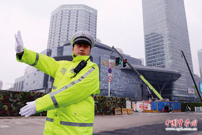 南通交警執勤崗青年路上的青年文明號