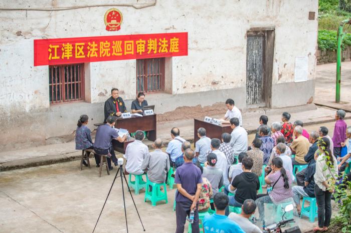 　　在重庆市江津区蔡家镇文昌村塘口村民小组，基层法官们在巡回法庭审理案件(2021年9月17日摄)。新华社记者 黄伟 摄