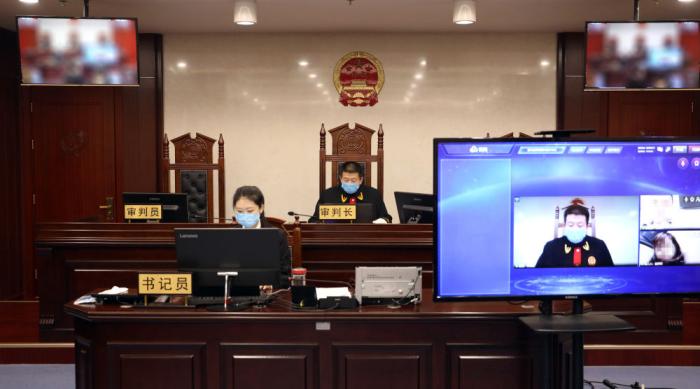 　太原市中级人民法院法官采用“云间庭审”方式，对一起离婚纠纷案进行二审线上询问(2020年2月10日摄)。新华社发