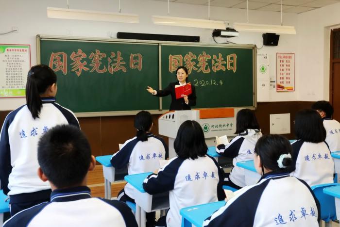 　河北衡水市人民检察院检察官助理刘学敏在衡水中学为学生们讲解宪法知识(2020年12月4日摄)。新华社记者 王民 摄