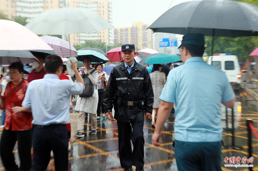 雨中警察图片